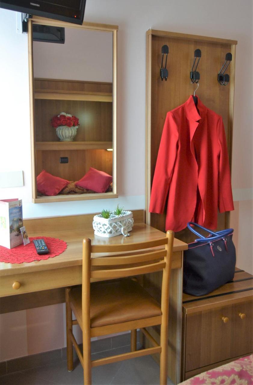 Hotel Facioni Помеция Экстерьер фото