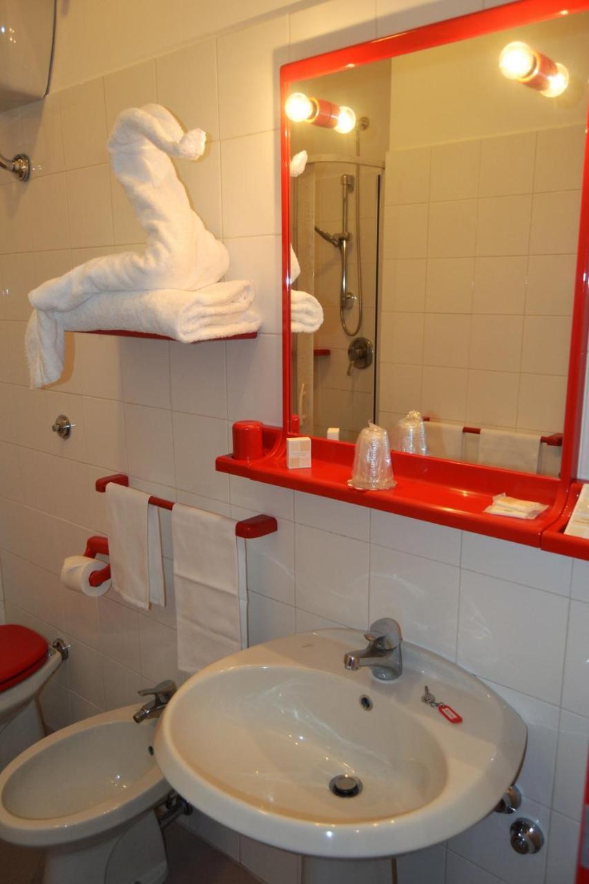 Hotel Facioni Помеция Экстерьер фото